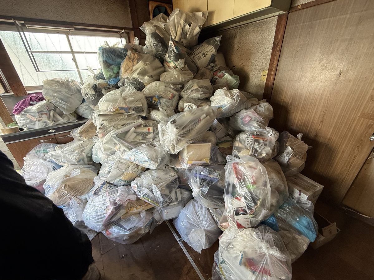 幸華堂の片付け作業 Before 台所に袋が積み上がった状態