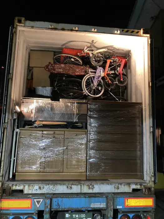 自転車や雑貨もまとめて輸出（海外輸出用コンテナへの積み込み）